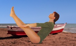 Hatha Yoga Paripurna Navasana | Asana ejercicio "Boot" de Bogumila Bara Dausend con barco en la playa y mar en el trasfondo. Fotomontaje &copy; 2007 Bogumila & Lutz Dausend
