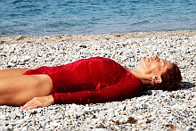 Padmasana | Foto von Bogumila Bara Dausend im Lotussitz mit Lotusblüte auf einem Teich im Hintergrund. Fotomontage © 2007 Bogumila & Lutz Dausend
