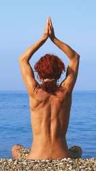 starke R�ckenmuskulatur durch Yoga am Strand gezeigt von Bogusia &copy; 2007 Bogumila & Lutz Dausend