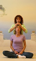 Shiatsu Massage mit Akupressur der Meridiane des Kopfes
Foto von Shiatsu Massage mit Druckbehandlung der Meridiane des Kopfes des Patienten durch
Bogumila Dausend