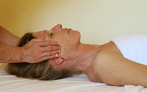 Foto einer Shiatsu Massage f�r Kopf-Hals mit Streckung durch Bogumila Dausend