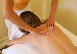 Foto einer Shiatsu Massage vom R�cken und Nacken durch Bogumila Dausend